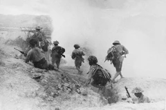 Quân ta tấn công vị trí phía Bắc sân bay Mường Thanh, tiêu diệt một đại đội của địch. (Ảnh: Tư liệu TTXVN)