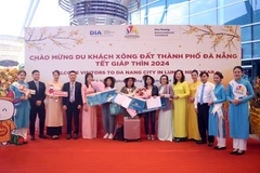 Ban Tổ chức trao các phần quà cho những hành khách quốc tế may mắn trúng thưởng. (Ảnh: Trần Lê Lâm/TTXVN)