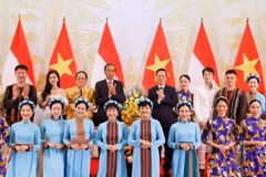 Chủ tịch nước Võ Văn Thưởng và Tổng thống Indonesia Joko Widodo tặng hoa cho các nghệ sỹ. (Ảnh: Thống Nhất/TTXVN)