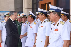 Chủ tịch nước Tô Lâm với lãnh đạo Bộ Tư lệnh Quân chủng Hải quân. (Ảnh: Nhan Sáng/TTXVN)