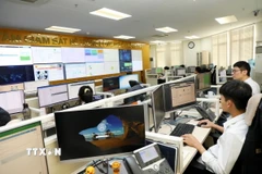 Hoạt động tại Trung tâm Giám sát hệ thống công nghệ thông tin Cục Thuế (Bộ Tài chính). (Ảnh: Phạm Hậu/TTXVN)