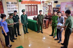 Phòng An ninh điều tra-Công an tỉnh Bà Rịa-Vũng Tàu phối hợp với Đồn Biên phòng Bến Đá tống đạt quyết định khởi tố bị can, lệnh bắt bị can để tạm giam đối với Nguyễn Bé. (Nguồn: Báo Bà Rịa-Vũng Tàu)