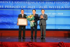 Phó Thủ tướng Chính phủ Trần Hồng Hà trao quyết định phê duyệt Quy hoạch thành phố Hải Phòng thời kỳ 2021-2030, tầm nhìn đến năm 2050. (Ảnh: Hoàng Ngọc/TTXVN)