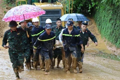 Lực lượng chức năng khẩn trương đưa các nạn nhân trong vụ sạt lở đi cấp cứu. (Ảnh: Đức Thọ/TTXVN)