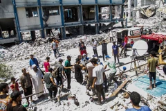 Chuyển thi thể nạn nhân sau vụ oanh kích của Israel xuống một trường học ở al-Rimal, thành phố Gaza ngày 20/8. (Ảnh: THX/TTXVN)