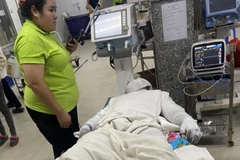 Công nhân bị bỏng đang được cấp cứu tại Bệnh viện Đa khoa tỉnh Bình Dương. (Ảnh: TTXVN phát)