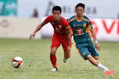 Một pha đi bóng của cầu thủ Hà Tĩnh.