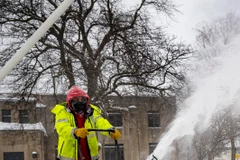 Công nhân dọn tuyết tại Des Moines, bang Iowa, Mỹ. (Ảnh: AFP/TTXVN)