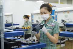 Lắp ráp điện thoại thông minh tại Công ty Samsung Electronic Việt Nam Thái Nguyên-Khu Công nghiệp Yên Bình, Thái Nguyên. (Ảnh: Hoàng Nguyên/TTXVN)