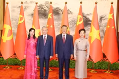 Tổng Bí thư, Chủ tịch nước Trung Quốc Tập Cận Bình và Phu nhân cùng Tổng Bí thư, Chủ tịch nước Tô Lâm và Phu nhân chụp ảnh chung. (Ảnh: Trí Dũng/TTXVN)