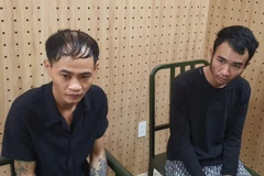 Hai đối tượng Y Yiang Niê và Nguyễn Đức Minh Tiến đang bị tạm giữ hình sự tại cơ quan điều tra. (Nguồn: Công an Nhân dân)