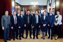 Phó Chủ tịch Kiểm toán Nhà nước Hungary, bà Monika Karas, chụp ảnh chung với Đoàn công tác. (Ảnh: TTXVN phát)