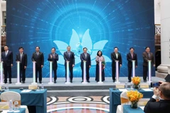 Chủ tịch Quốc hội Vương Đình Huệ và các đại biểu thực hiện nghi thức chào mừng chuyến bay thứ 100.000 của Vietnam Airlines tới Trung Quốc. (Ảnh: Nhan Sáng/TTXVN)