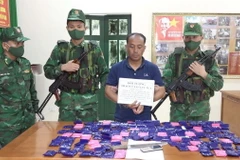 Lực lượng biên phòng bắt đối tượng vận chuyển ma túy. (Ảnh: TTXVN phát)