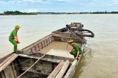 Lực lượng công an phát hiện một thuyền gỗ vỏ nhôm khai thác trái phép. (Ảnh minh họa: TTXVN phát)