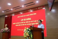 Bí thư Đảng ủy Khối các cơ quan Trung ương Nguyễn Văn Thể phát biểu khai giảng lớp học. (Ảnh: Diệp Trương/TTXVN)