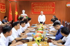 Ông Đỗ Văn Chiến, Ủy viên Bộ Chính trị, Bí thư Trung ương Đảng, Chủ tịch Ủy ban Trung ương Mặt trận Tổ quốc Việt Nam cùng Đoàn công tác thăm, làm việc với cán bộ, công chức Ủy ban Mặt trận Tổ quốc Việt Nam tỉnh Thái Bình. (Ảnh: Thế Duyệt/TTXVN)