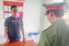 Cơ quan Cảnh sát điều tra Công an tỉnh An Giang thi hành lệnh bắt tạm giam Huỳnh Hữu Tùng Nhân.