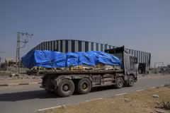 Xe chở hàng viện trợ di chuyển trên tuyến đường ở miền Trung Dải Gaza ngày 21/5. (Ảnh: THX/TTXVN)
