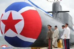 Nhà lãnh đạo Triều Tiên Kim Jong-un (thứ 2, trái) tại lễ hạ thủy tàu ngầm tấn công hạt nhân chiến thuật mới của Triều Tiên, ngày 6/9/2023. (Ảnh: Yonhap/TTXVN)
