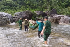 Lực lượng cứu hộ lội bộ 4 tiếng đồng hồ, cứu sống người đàn ông bị rơi xuống vực trong rừng. (Ảnh: TTXVN phát)