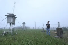 Cán bộ Trạm khí tượng Mẫu Sơn, Đài Khí tượng Thủy văn tỉnh Lạng Sơn quan trắc thời tiết. (Ảnh: Anh Tuấn/TTXVN)