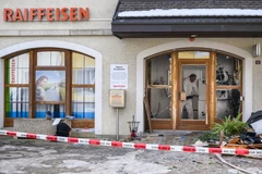 Cảnh sát Thụy Sĩ điều tra tại hiện trường một vụ phá máy ATM. (Nguồn: Swissinfo)
