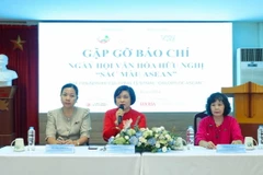 Ban tổ chức trả lời các câu hỏi của phóng viên tham dự họp báo. (Ảnh: Nguyễn Cúc/Vietnam+)