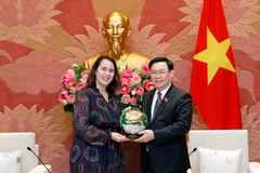 Chủ tịch Quốc hội Vương Đình Huệ tặng quà lưu niệm cho Đại sứ New Zealand tại Việt Nam Tredene Dobson. (Ảnh: Nhan Sáng/TTXVN)