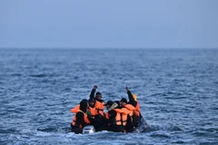 Người di cư qua eo biển Manche để vào Anh. (Nguồn: AFP/TTXVN)