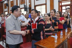 Chủ tịch Quốc hội Vương Đình Huệ với các đối tượng chính sách tỉnh Gia Lai. (Ảnh: Nhan Sáng/TTXVN)