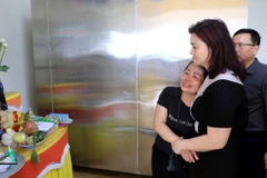 Đoàn công tác của Bộ Giáo dục và Đào tạo thăm hỏi, động viên gia đình nạn nhân. (Ảnh: Thế Duyệt/TTXVN)