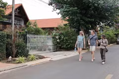 Du khách nước ngoài tham quan buôn du lịch cộng đồng Ako Dhông, phường Tân Lợi, thành phố Buôn Ma Thuột, tỉnh Đắk Lắk. (Ảnh: Hoài Thu/TTXVN)