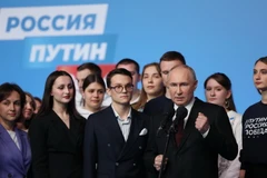 Tổng thống Nga Vladimir Putin (phía trước) trong cuộc gặp những người ủng hộ tại Moskva, sau khi kết quả bầu cử được công bố. (Ảnh: AFP/TTXVN)