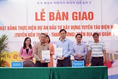 Ủy ban Nhân dân quận 3 và Ban Quản lý Đường sắt Đô thị Thành phố Hồ Chí Minh ký bàn giao mặt bằng Dự án metro Bến Thành-Tham Lương. (Ảnh: TTXVN phát)