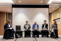 Thảo luận với đại diện khối tư nhân. 