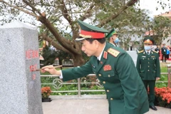 Bộ trưởng Quốc phòng Phan Văn Giang thực hiện nghi thức tô sơn cột mốc 1317 (2) thuộc địa bàn xã Hoành Mô, huyện Bình Liêu, tỉnh Quảng Ninh trong chương trình Giao lưu hữu nghị quốc phòng biên giới Việt Nam-Trung Quốc lần thứ 6, chiều 24/4/2021. (Ảnh: Trọng Đức/TTXVN)