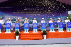 Nghi thức khai Dự án Nâng cao tĩnh không 11 cầu đường bộ cắt qua tuyến đường thủy nội địa. (Ảnh: TTXVN phát)