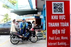 Một cửa hàng có lắp đặt thiết bị xuất hóa đơn điện tử cho mỗi lần bán xăng. (Ảnh: Thu Hiền/TTXVN)