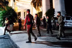 Cảnh sát được triển khai bên ngoài khách sạn Grand Hyatt Erawan ở Bangkok, Thái Lan, nơi phát hiện thi thể người Việt, ngày 16/7. (Ảnh: Getty Images/TTXVN)