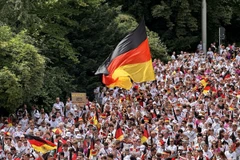 Cổ động viên đội tuyển Đức tập trung ở trung tâm thành phố Stuttgart và diễu hành về sân Stuttgart Arena, nơi diễn ra trận tứ kết đầu tiên của EURO 2024 giữa đội chủ nhà Đức và Tây Ban Nha. (Ảnh: Anh Ngọc/TTXVN)