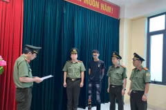 Cơ quan điều tra đọc quyết định khởi tố, lệnh bắt tạm giam đối với Phan Quang Tùng. (Nguồn: Công an tỉnh Phú Thọ)
