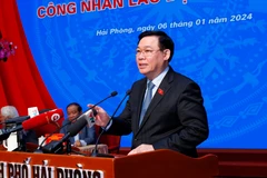 Chủ tịch Quốc hội Vương Đình Huệ trả lời ý kiến cử tri. (Ảnh: Nhan Sáng/TTXVN)