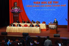 Chủ tịch Quốc hội Vương Đình Huệ trả lời ý kiến cử tri. (Ảnh: Nhan Sáng/TTXVN)