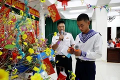 Chiến sỹ tham gia hái hoa dân chủ tại đảo Đá Tây. (Ảnh: Hồng Đạt/TTXVN)