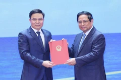 Thủ tướng Phạm Minh Chính trao Quyết định bổ nhiệm ông Lê Mạnh Hùng, Thành viên Hội đồng thành viên, Tổng Giám đốc Tập đoàn Dầu khí Việt Nam giữ chức Chủ tịch Hội đồng thành viên Tập đoàn Dầu khí Việt Nam. (Ảnh: Dương Giang/TTXVN)