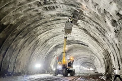 Công nhân tăng tốc gia cố vòm hầm số 2 trên Cao tốc Quảng Ngãi-Hoài Nhơn. (Ảnh: Phạm Cường/TTXVN)