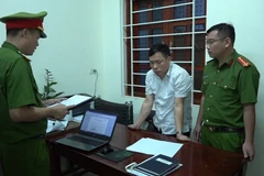 Cơ quan Cảnh sát Điều tra đọc lệnh bắt bị can để tạm giam đối với Trần Đức Lợi - Phó Chủ tịch Ủy ban Nhân dân huyện Quỳ Hợp. (Nguồn: Công an Nghệ An)