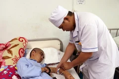 Bác sỹ của Bệnh viện Đa khoa tỉnh Ninh Thuận tận tình chăm sóc sức khỏe bệnh nhân. (Ảnh minh họa: Công Thử/TTXVN)