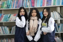 Ba gương mặt đoạt giải Nhất môn Địa lý là em Lam Giang, Thu Hiền và Thảo Vy. (Ảnh: Hoàng Ngà/TTXVN)